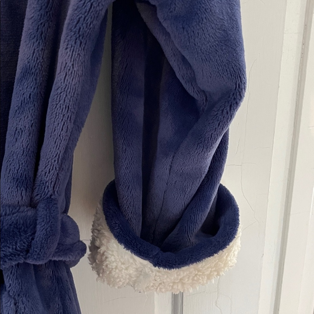 LL Beans Wicked Plush Navy Hooded Robe - Picture 4 of 6